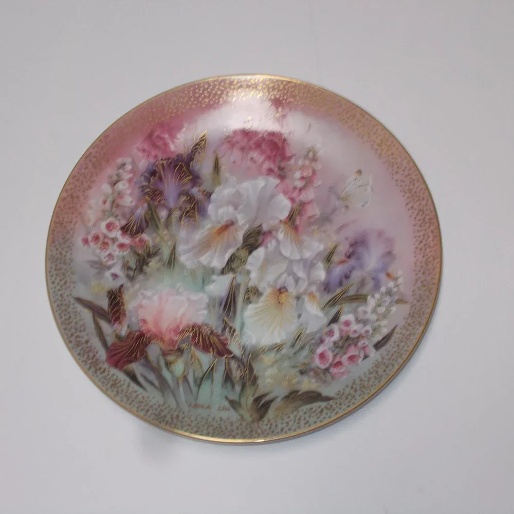 Gorgeous vintage plate by Lena Liu, numbered and signed, approximately 8 3/4" - Picture 2 of 3